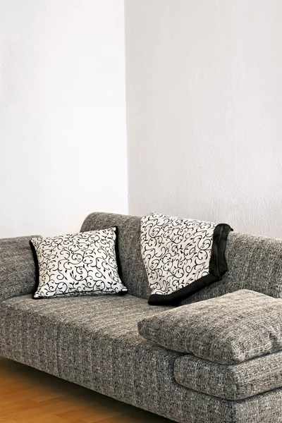 Сірий диван — стокове фото