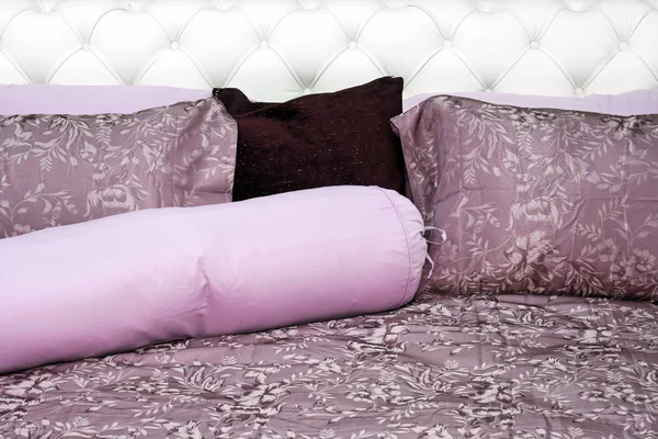 Roupa de cama roxa — Fotografia de Stock