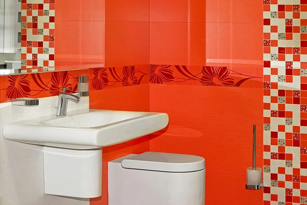 Röd toalett — Stockfoto