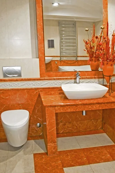 Терракотовая ванная комната — стоковое фото