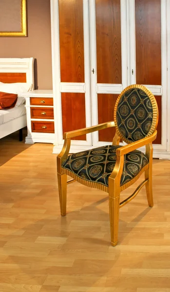 Винтажное золотое кресло — стоковое фото