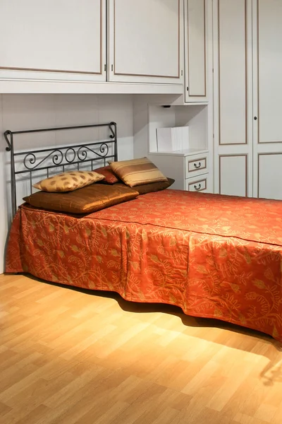 Винтажная красная кровать — стоковое фото