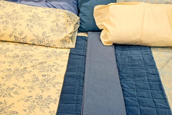 Roupa de cama azul — Fotografia de Stock