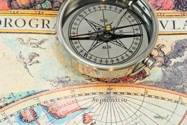Kompass auf Karte — Stockfoto