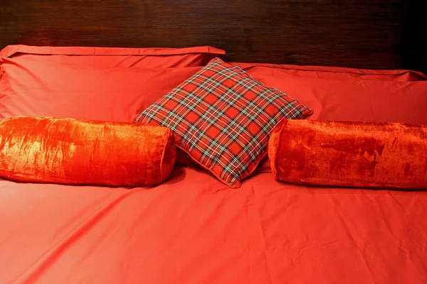 Červená postel — Stock fotografie