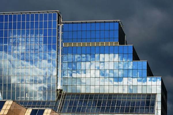 Byggnaden reflektioner — Stockfoto