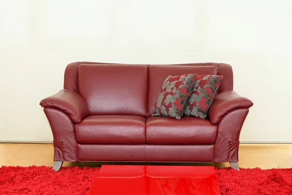 Sofá vermelho escuro — Fotografia de Stock
