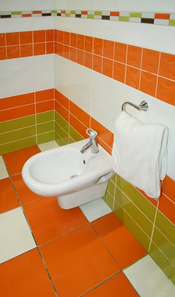 Oranje toilet — Stockfoto