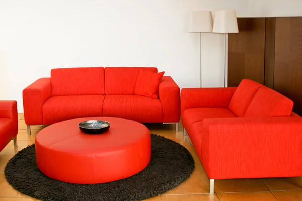 Червоні дивани — стокове фото