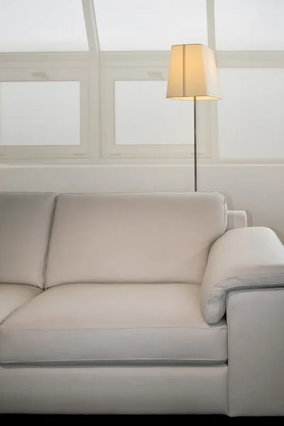 Sofá e lâmpada — Fotografia de Stock