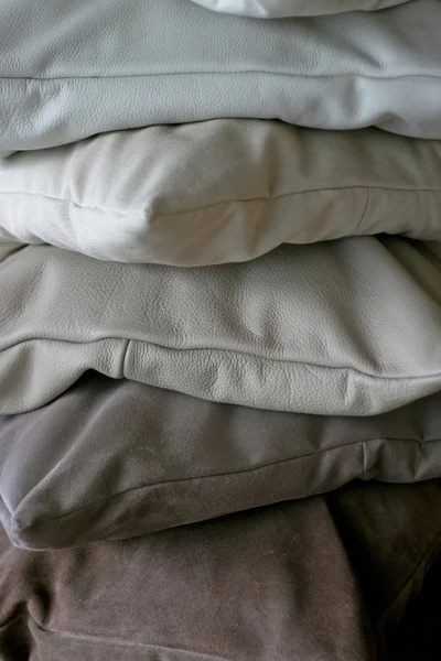 Серые подушки — стоковое фото