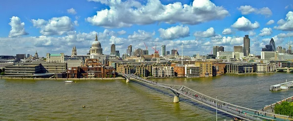 Millennium bridge panorama — Stockfoto