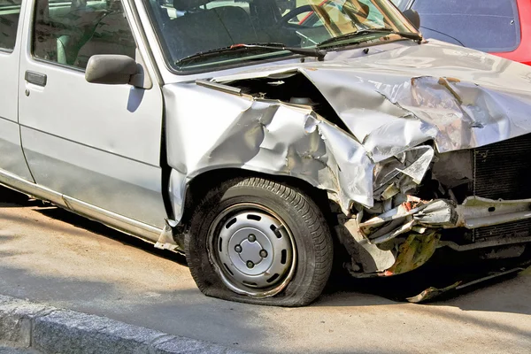 Uszkodzony samochód — Zdjęcie stockowe