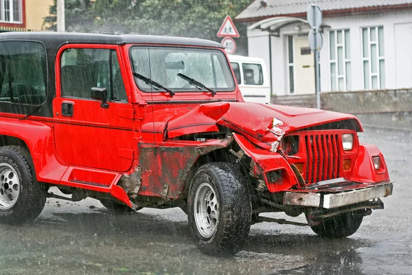 Crashed jeep — Stock Photo, Image