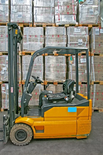 Yellow forklifter — Stock Photo, Image