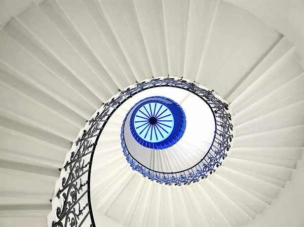 Mycket gamla spiral trappa fall från nedan — Stockfoto