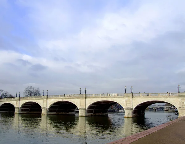 Mostu na rzece — Zdjęcie stockowe