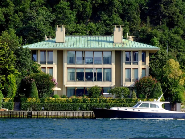 Villa and yacht — Stock Photo, Image