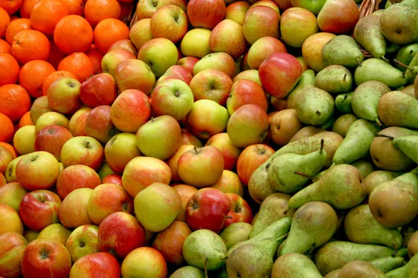 Jablka a broskve — Stock fotografie