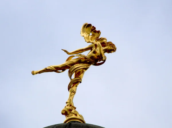 Gouden standbeeld — Stockfoto