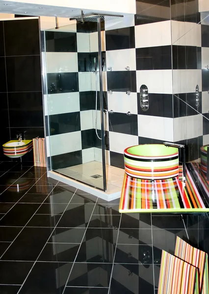 Геометрическая ванная комната — стоковое фото