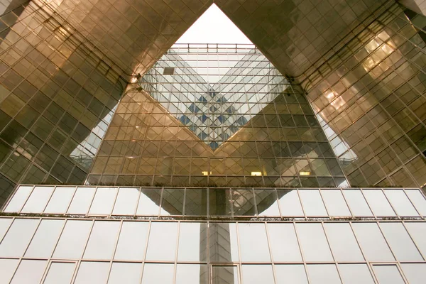 Triangelformad byggnad — Stockfoto