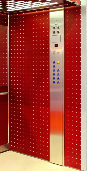 Roter Aufzug — Stockfoto