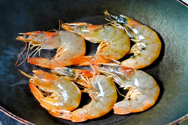 Shrimps in pan — Stock Photo, Image