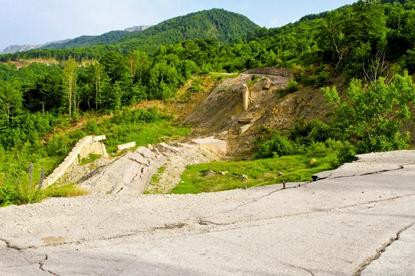 Yolun toprak kayması erozyon — Stok fotoğraf