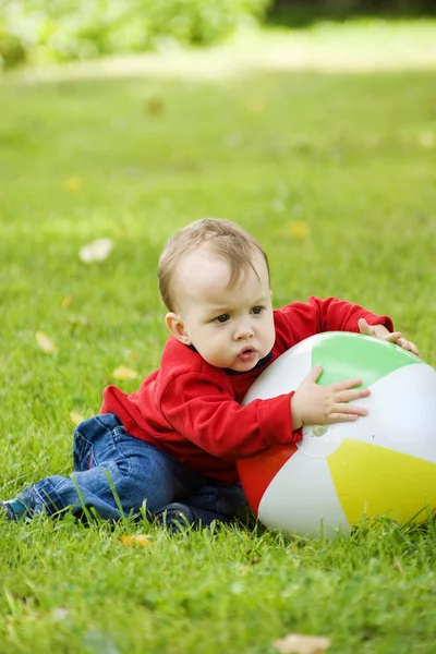 Niño con la pelota — Foto de Stock