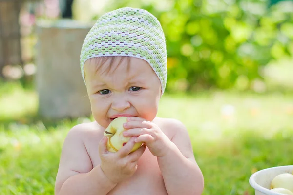 Der Junge mit dem Apfel — Stockfoto