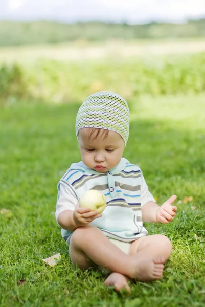 Хлопчик з яблуком — стокове фото