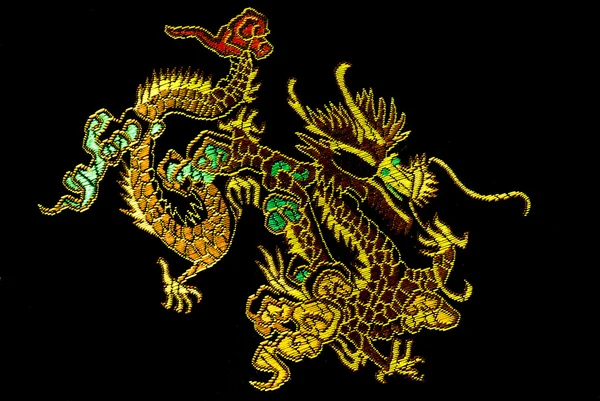 Dragão chinês, bordado sobre o têxtil — Fotografia de Stock