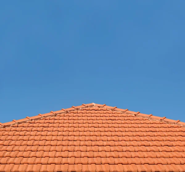 Csempézett tetőtéri a kék ég Stock Kép