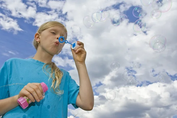 Childrem blowing bubbles — Stock Photo, Image