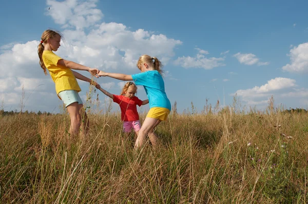 Anak-anak di padang rumput — Stok Foto