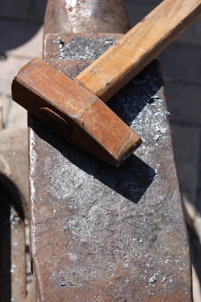 Yunque y martillo — Foto de Stock