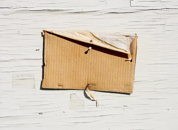 Pusty karton znak wyblakły drewno — Zdjęcie stockowe