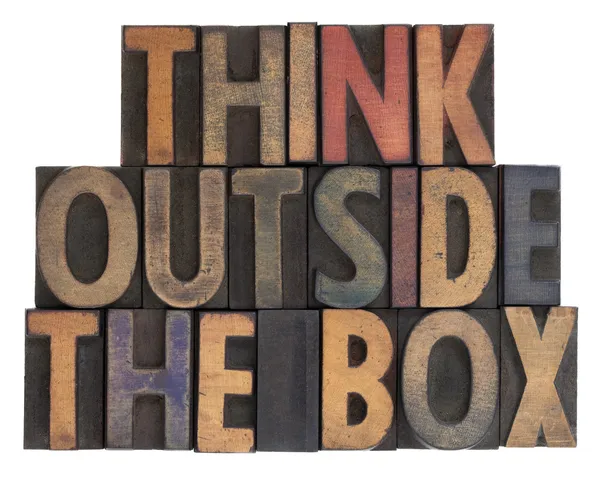 Pense fora da caixa, tipo de madeira vintage — Fotografia de Stock