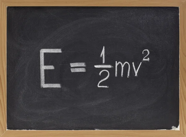 Yazı tahtası üzerinde kinetik enerji denklemi — Stok fotoğraf