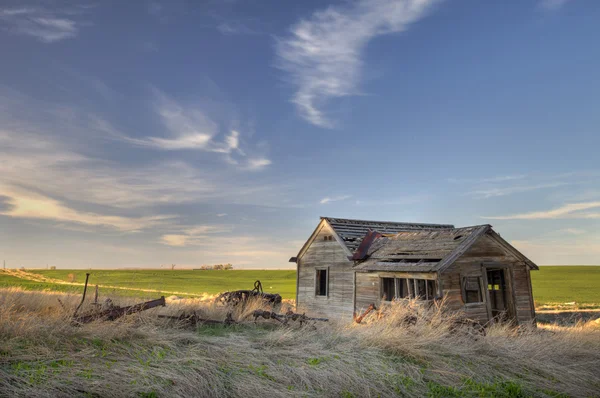 Homestead abandonado na pradaria — Fotografia de Stock