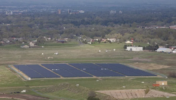 Ηλιακή ενέργεια αγρόκτημα αεροφωτογραφία — Φωτογραφία Αρχείου