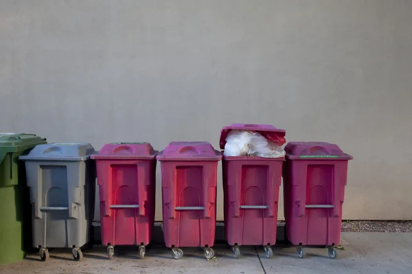 Geri dönüşüm çöp bidonları — Stok fotoğraf