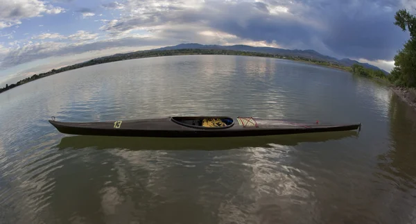 Racing kajak på sjön — Stockfoto