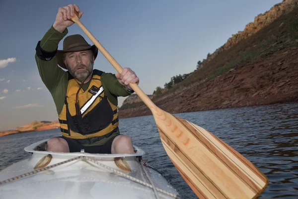 Dojrzały mężczyzna w canoe — Zdjęcie stockowe