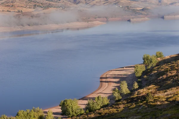 Mglisty poranek na górskie jezioro — Zdjęcie stockowe