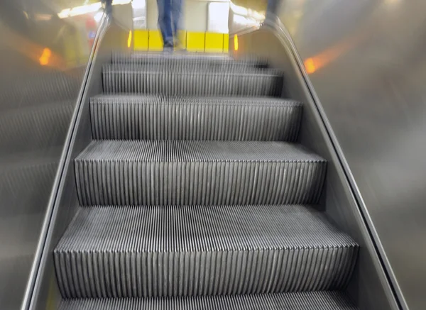 Rolltreppe nach unten — Stockfoto