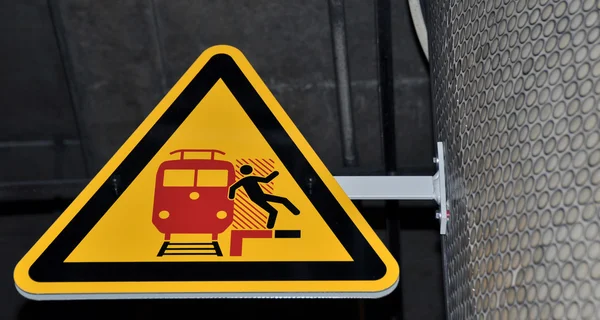 Cuidado com o comboio. — Fotografia de Stock