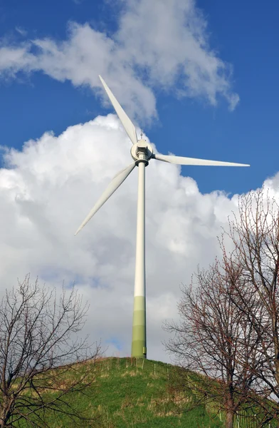 Ветряная турбина - альтернативный источник энергии — стоковое фото