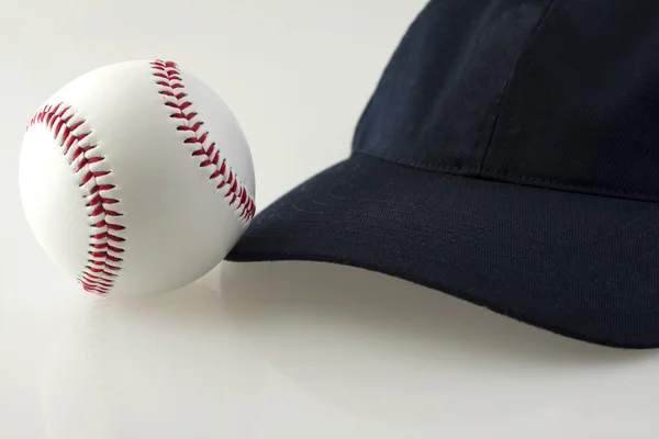 棒球和帽子 — 图库照片